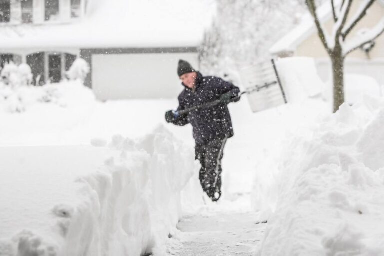 5 Reasons to Hire Residential Snow Removal Services